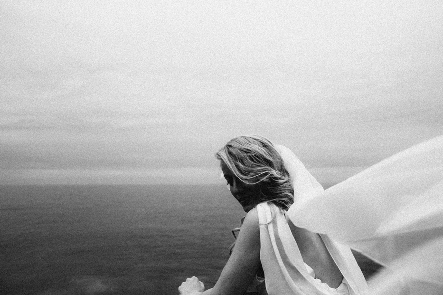 fotografia di matrimonio fotografo pavia ritratto di sposa in riva al mare in Liguria a Zoagli in bianco e nero