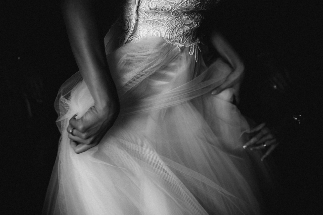 ©Barbara Buschiazzo_Wedding_photography_fotografo_ di_matrimonio dettaglio abito da sposa bianco e nero preparativi sposa getting ready